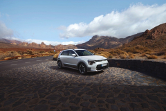 M07_Kia_Niro_34_Front_EV_noPeople_1